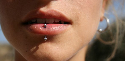 Comment boire avec un labret vertical ?